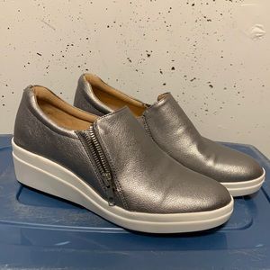 Brand new NaturAlizer shoes in metallic. Size 8.5